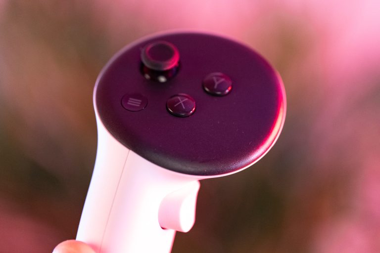 Nahaufnahme eines modernen schwarzen Gaming-Controllers mit mehreren Tasten und einem Joystick.