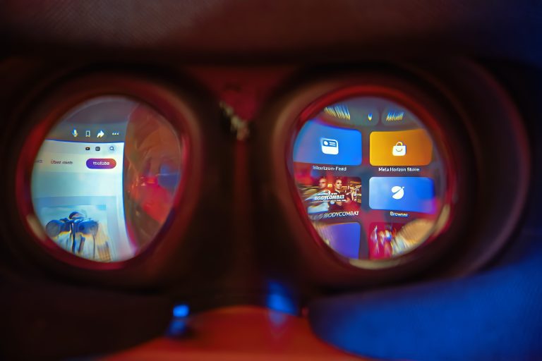 Ansicht durch ein VR-Headset, die Bildschirme und Symbole für verschiedene Apps und Webseiten zeigt.