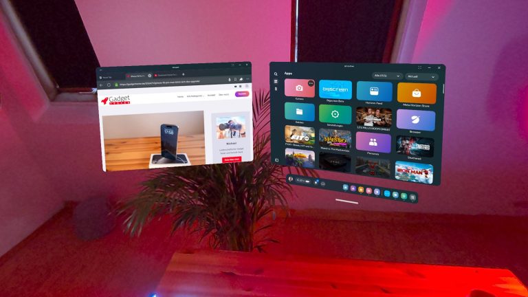 Virtuelles Wohnzimmer mit zwei schwebenden Bildschirmen. Der linke Bildschirm zeigt die Gadget Tester Webseite mit einem Smartphone-Bild, der rechte Bildschirm zeigt eine App-Auswahl.