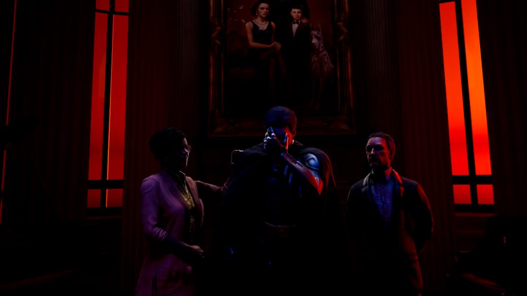 Drei Personen in einem dunklen Raum stehen vor einem großen Gemälde. Die Stimmung ist dramatisch und der Raum ist in rot und schwarz gehalten.